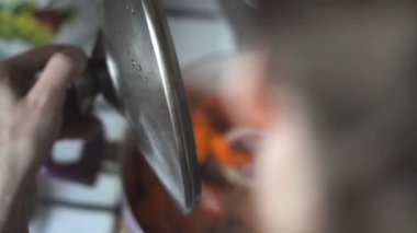 Bir tavada ocakta kaynayan sebze, renkli çeşitli. Üstten Görünüm.