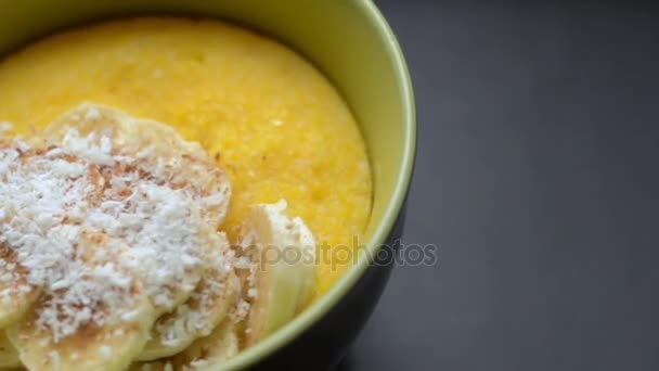 Maïs PAP polenta, hominy. Gezond ontbijt concept. Voedsel achtergrond — Stockvideo