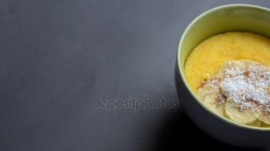 Mısır püresi polenta, kaba Mısır unu. Sağlıklı kahvaltı kavramı. Gıda arka plan