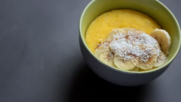 Du porridge de maïs polenta, hominy. Concept de petit déjeuner sain. Contexte alimentaire — Video