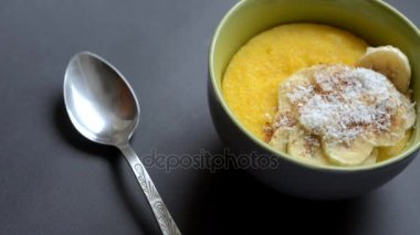 Mısır püresi polenta, kaba Mısır unu. Sağlıklı kahvaltı kavramı. Gıda arka plan