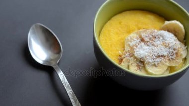 Mısır püresi polenta, kaba Mısır unu. Sağlıklı kahvaltı kavramı. Gıda arka plan