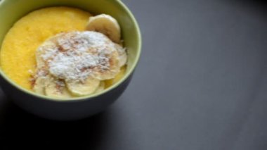 Mısır püresi polenta, kaba Mısır unu. Sağlıklı kahvaltı kavramı. Gıda arka plan