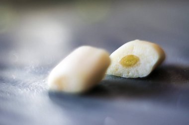 Doğrama tahtası sarımsak dilimleri