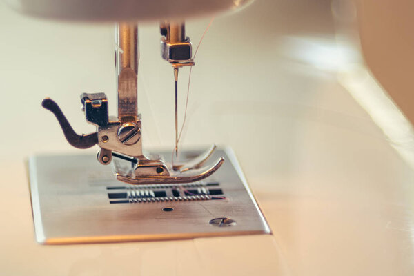 Полная автоматическая швейная машинка
