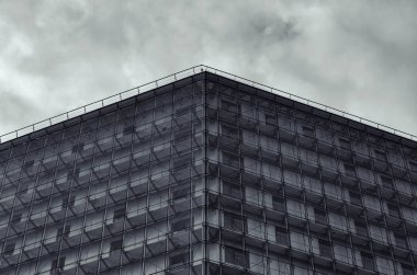 Modern bina cephe. Siyah ve beyaz fotoğraf