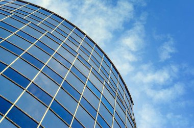 Modern binanın kavisli cam cephe