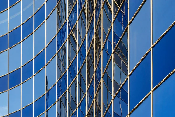 Fachada de vidrio curvado de edificio moderno — Foto de Stock