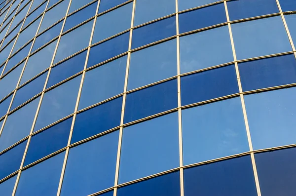 Fachada de vidrio curvado de edificio moderno — Foto de Stock