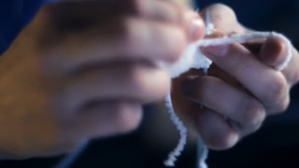 Mãos de mulher com agulhas de tricô — Vídeo de Stock