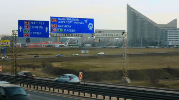 Autobahnverkehr in Minsk, Weißrussland — Stockvideo