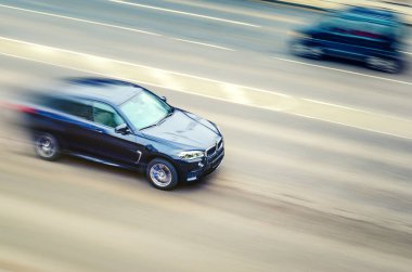 Minsk, Beyaz Rusya - 3 Şubat 2017: Araba Bmw asfalt yolda