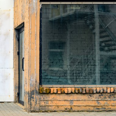 Terk edilmiş mağazası ve bina giriş