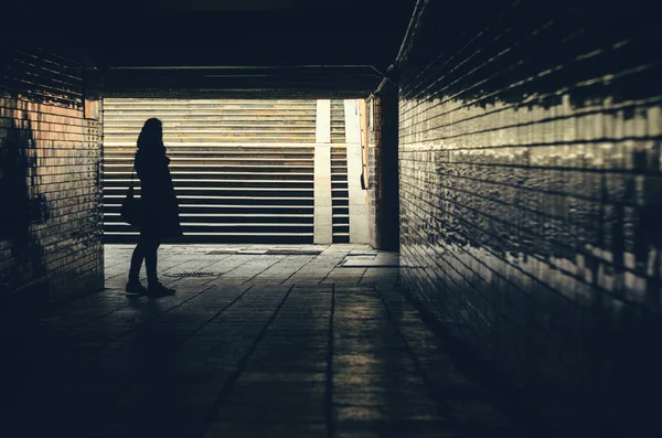 Silueta de mujer hipster en túnel — Foto de Stock