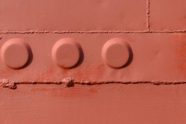 doku bir metal, kırmızı renkte boyanmış