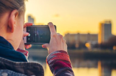 Genç kadın bir akıllı telefon üzerine çekiyor