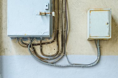 Duvardaki elektrik dağıtım kutuları