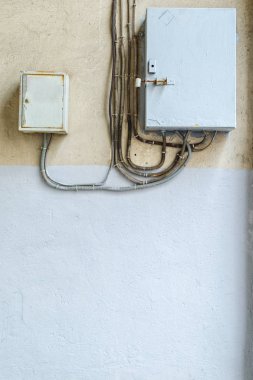 Duvardaki elektrik dağıtım kutuları