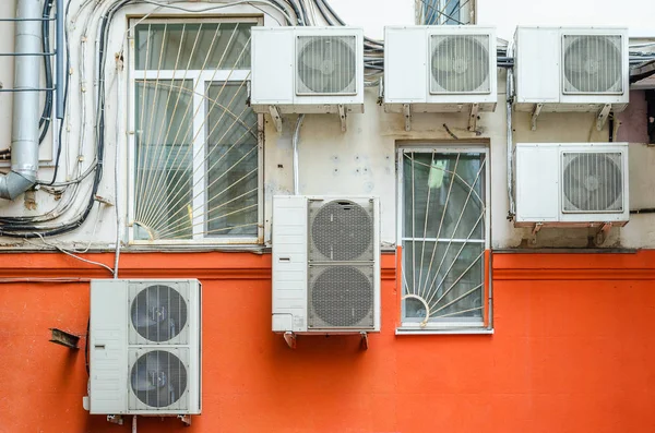 Muchos aires del compresor están colgando en una pared — Foto de Stock