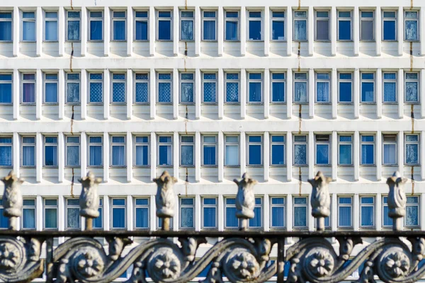 Fragment d'un mur de bâtiment moderne . — Photo