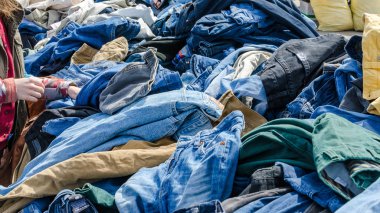 İkinci el piyasada giyim yığınları