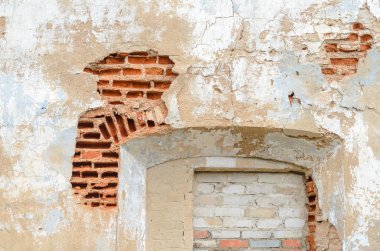 Eski tuğla binanın ön cephesi