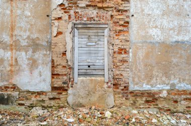 Eski tuğla binanın ön cephesi