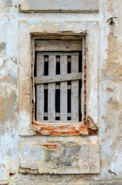 Eski tuğla binanın ön cephesi