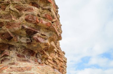 Gökyüzüne karşı harap tuğla duvar kalıntıları