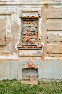 Eski tuğla binanın ön cephesi