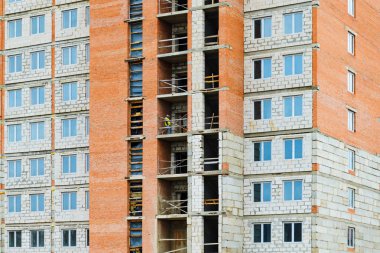 İnşaat halindeki çok katlı bir binanın cephesi