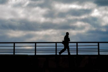 yürüyen bir adam silüeti