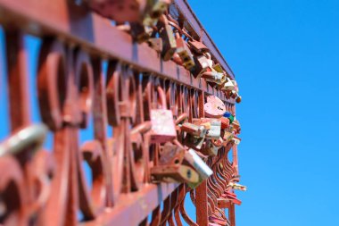 Metal çit tüm aşk asma kilitler