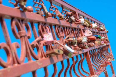 Metal çit tüm aşk asma kilitler