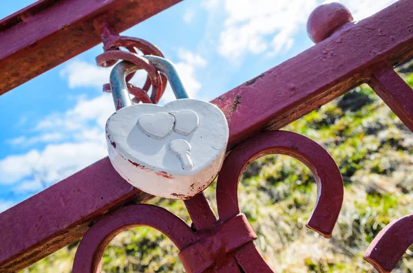 Un cadenas d'amour blanc en forme de coeur — Photo