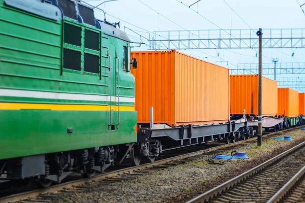 Gütertransport auf der Schiene in Containern — Stockfoto