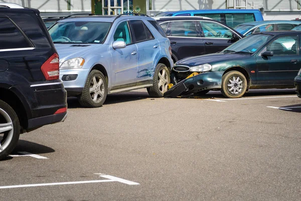Bilolycka på parkeringen. — Stockfoto