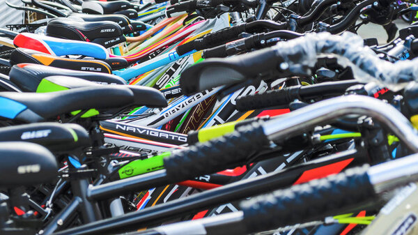 Беларусь, Минск - 12 апреля 2017 г.: Рынок велосипедов. Много дешевых велосипедов
