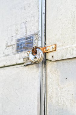 Eski bir römork kapı kilidi