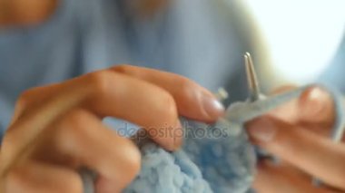 Genç kadın yuvarlak örgü iğneleri ile dokuma kumaşlar