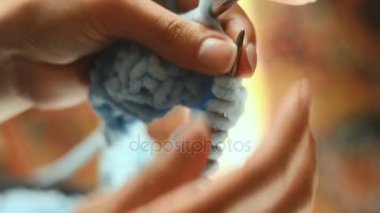 Genç kadın yuvarlak örgü iğneleri ile dokuma kumaşlar. Üstten Görünüm. 