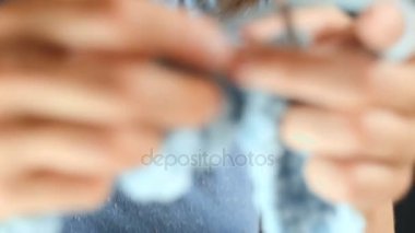 Genç kadın yuvarlak örgü iğneleri ile dokuma kumaşlar