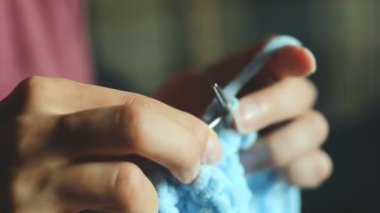Genç kadın yuvarlak örgü iğneleri ile dokuma kumaşlar