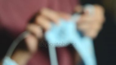 Genç kadın yuvarlak örgü iğneleri ile dokuma kumaşlar