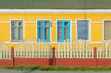 Özel bina sarı cephe