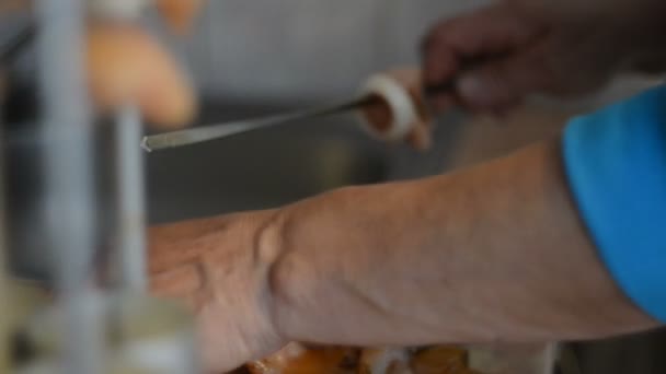 Приготування шашликів на електричному мангалі — стокове відео