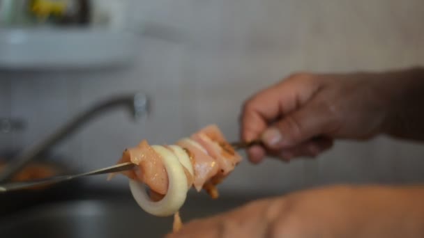 Tillagning av shish Kebab på elektriska brazier — Stockvideo