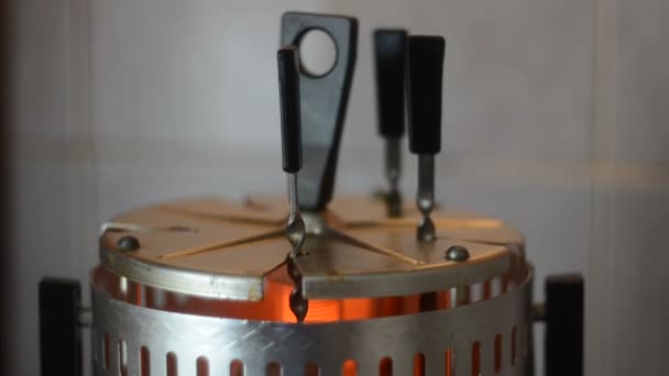 Elektrikli mangal üzerinde şiş kebap pişirme — Stok video