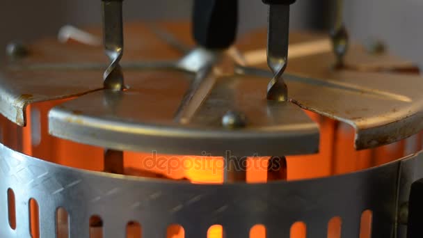 Приготовление шашлыков на электрической жаровне — стоковое видео