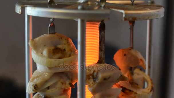 Приготовление шашлыков на электрической жаровне — стоковое видео